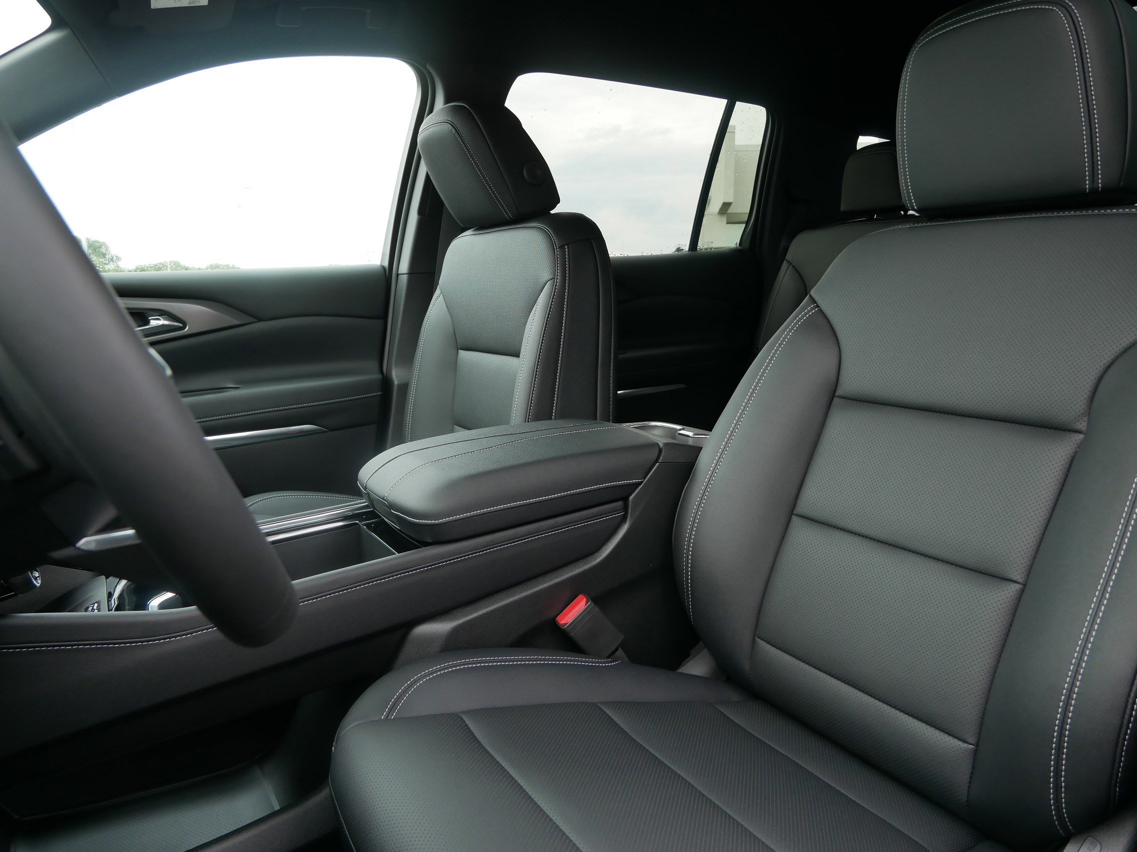 2026 Chevrolet Traverse photo 2