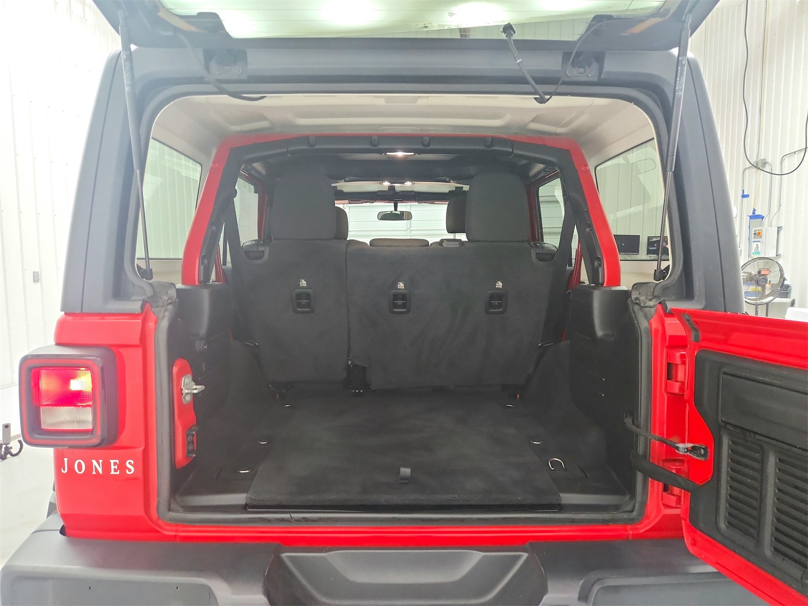 2020 Jeep Wrangler Unlimited Sahara photo 31