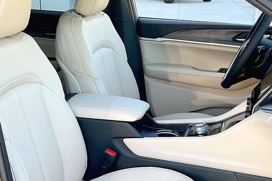 2025 Jeep Grand Cherokee Limited photo 30