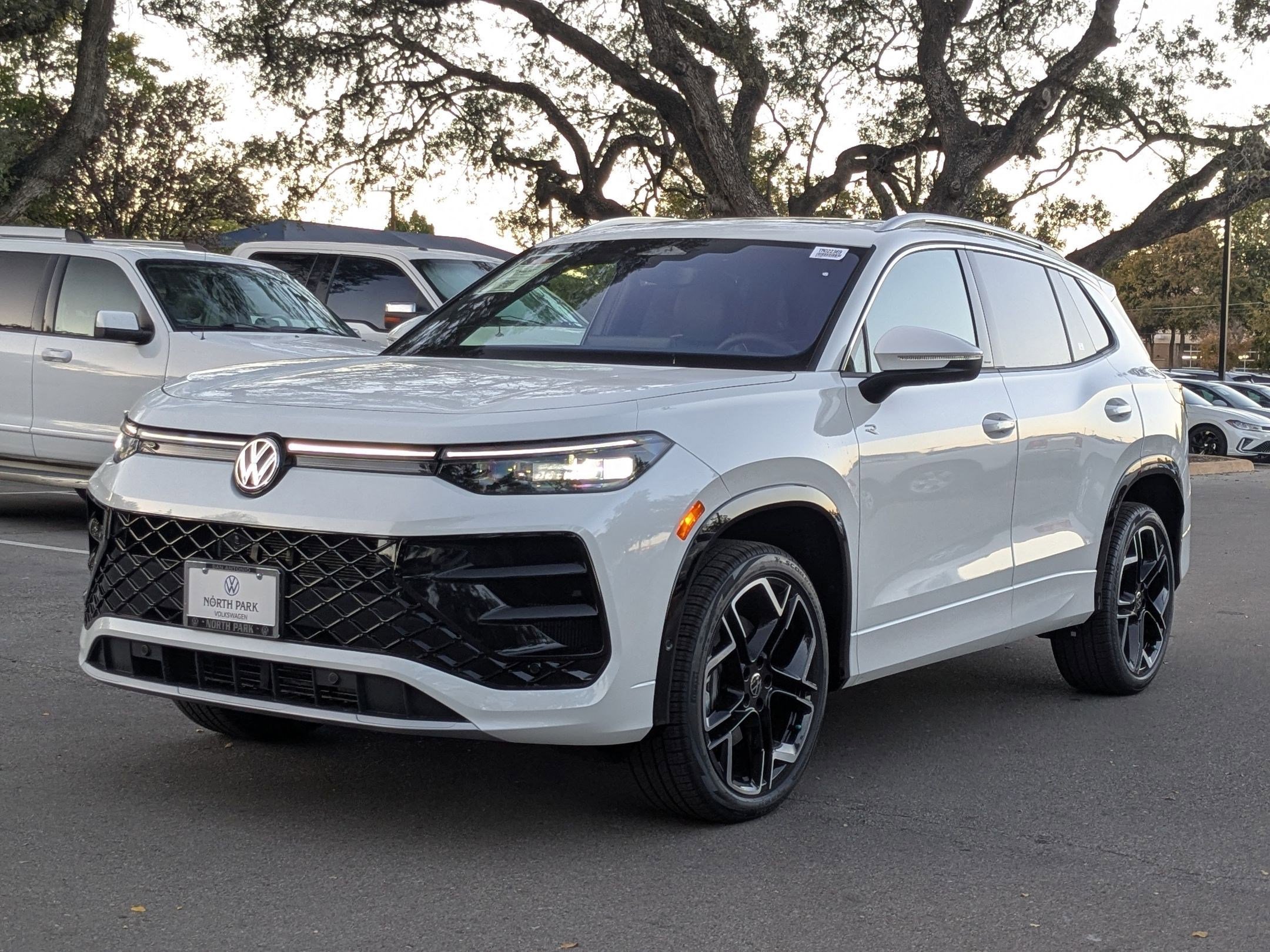 2026 Volkswagen Tiguan SEL R-Line photo 4