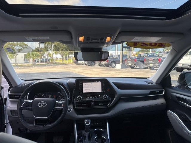 2021 Toyota Highlander XLE photo 3