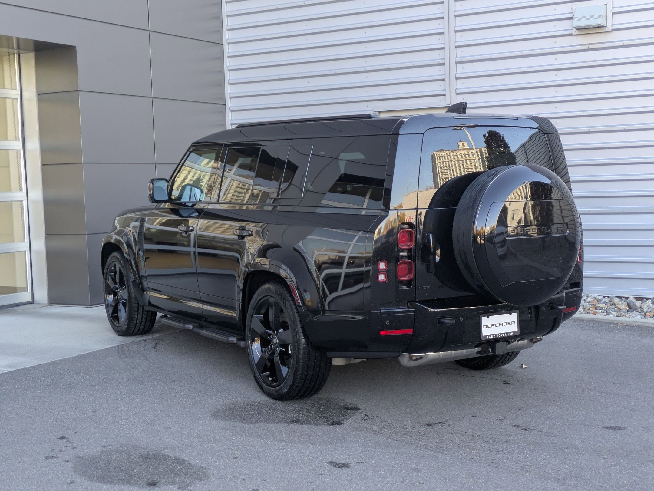 2025 Land Rover Defender X-Dynamic SE photo 3