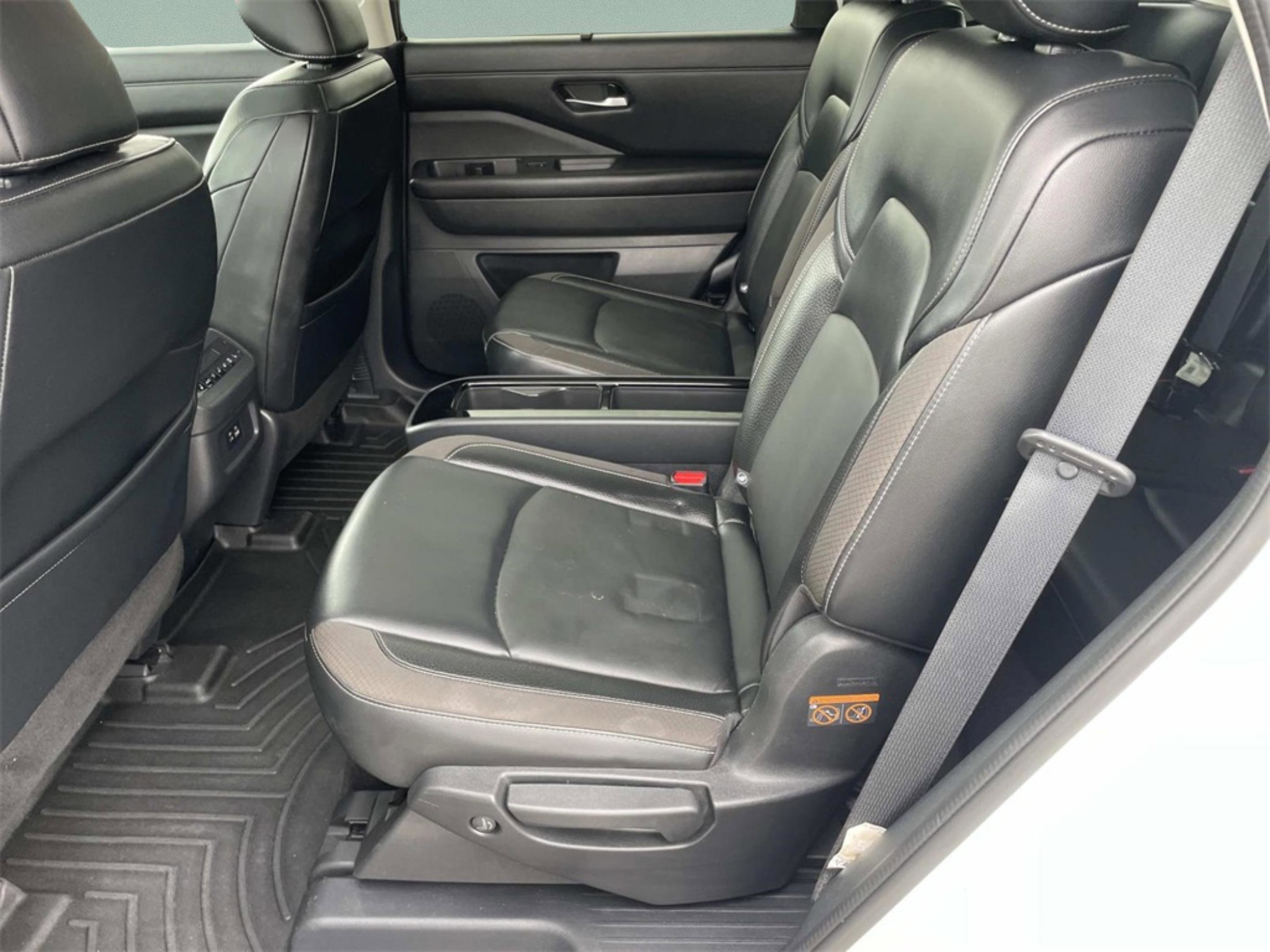 2022 Nissan Pathfinder SL photo 8