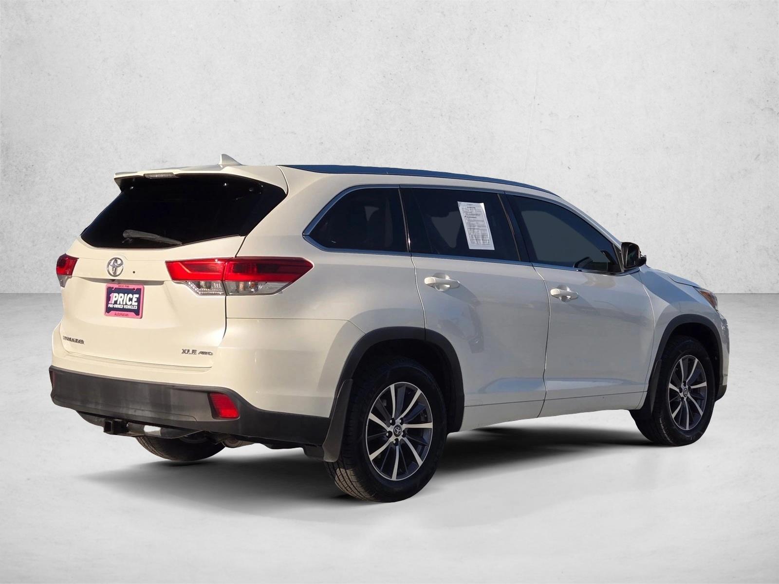 2017 Toyota Highlander XLE photo 2