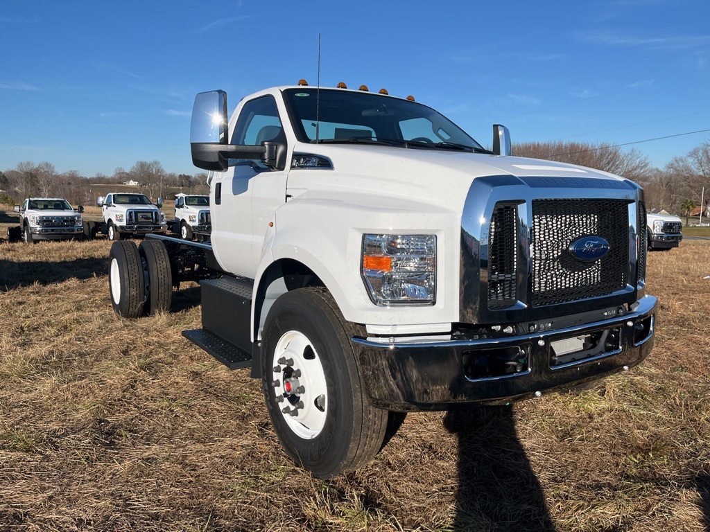 2025 Ford F-750 SuperCab photo 3