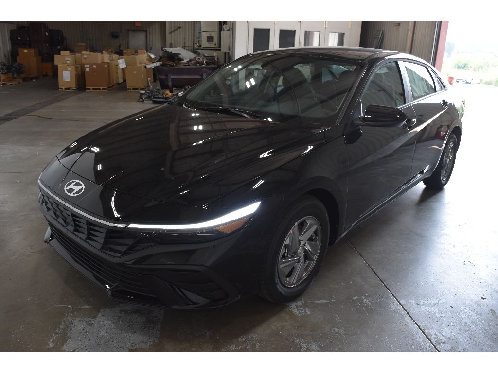2025 Hyundai Elantra SE photo 2