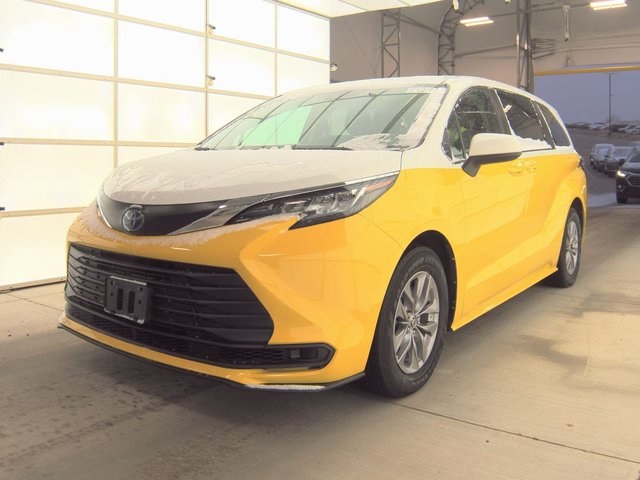 2022 Toyota Sienna LE's photo