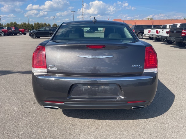 2016 Chrysler 300 C photo 3