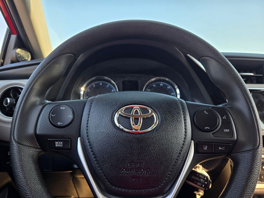 2019 Toyota Corolla LE photo 23