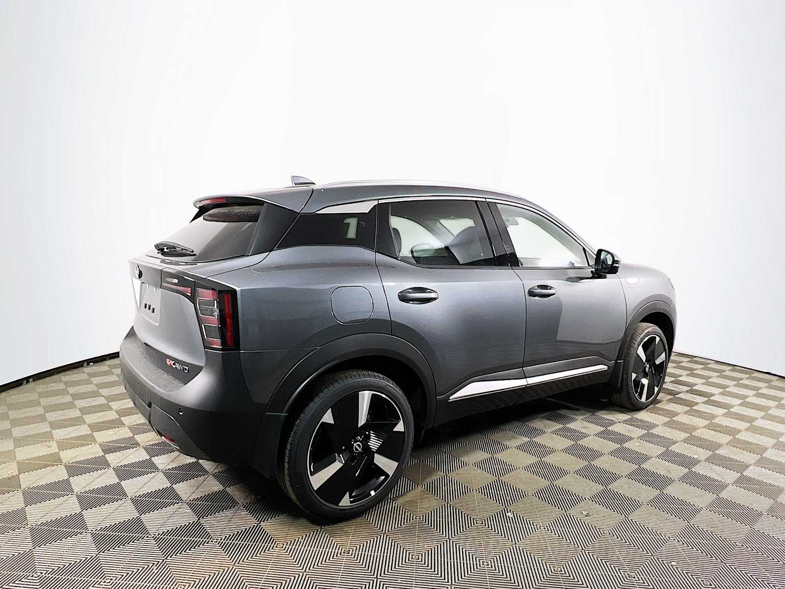 2025 Nissan Kicks SR photo 2