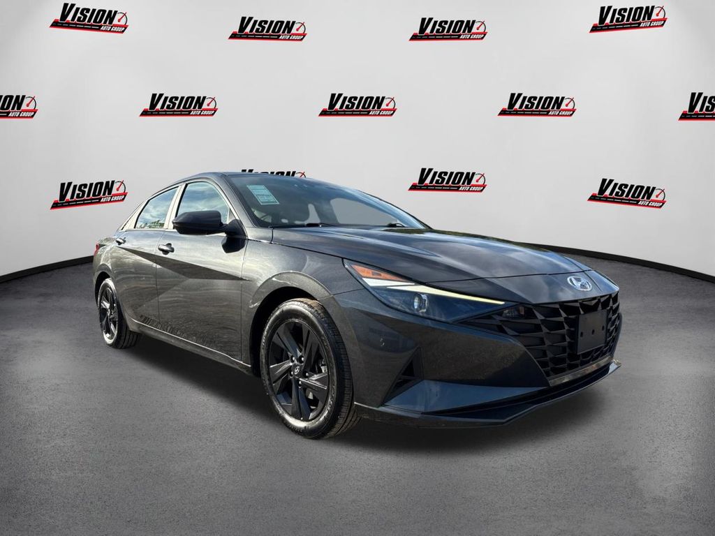 2023 Hyundai Elantra SEL photo 3