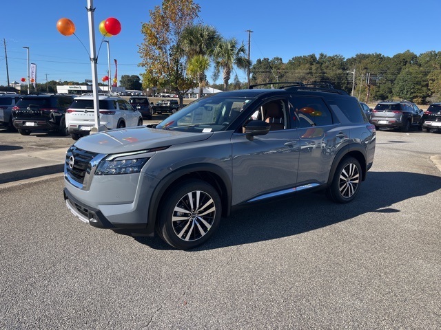 2025 Nissan Pathfinder Platinum photo 2