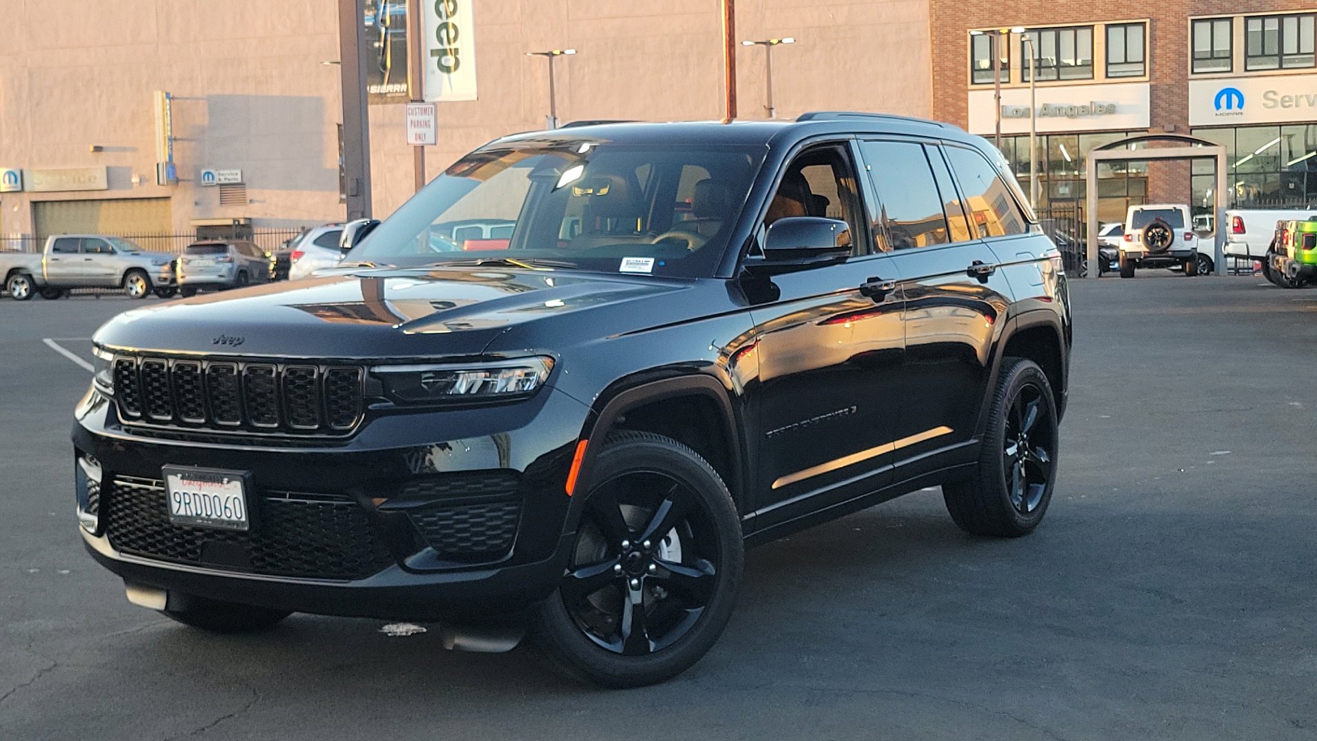 Used 2025 Diamond Black Crystal Pearlcoat Jeep Altitude X image 32