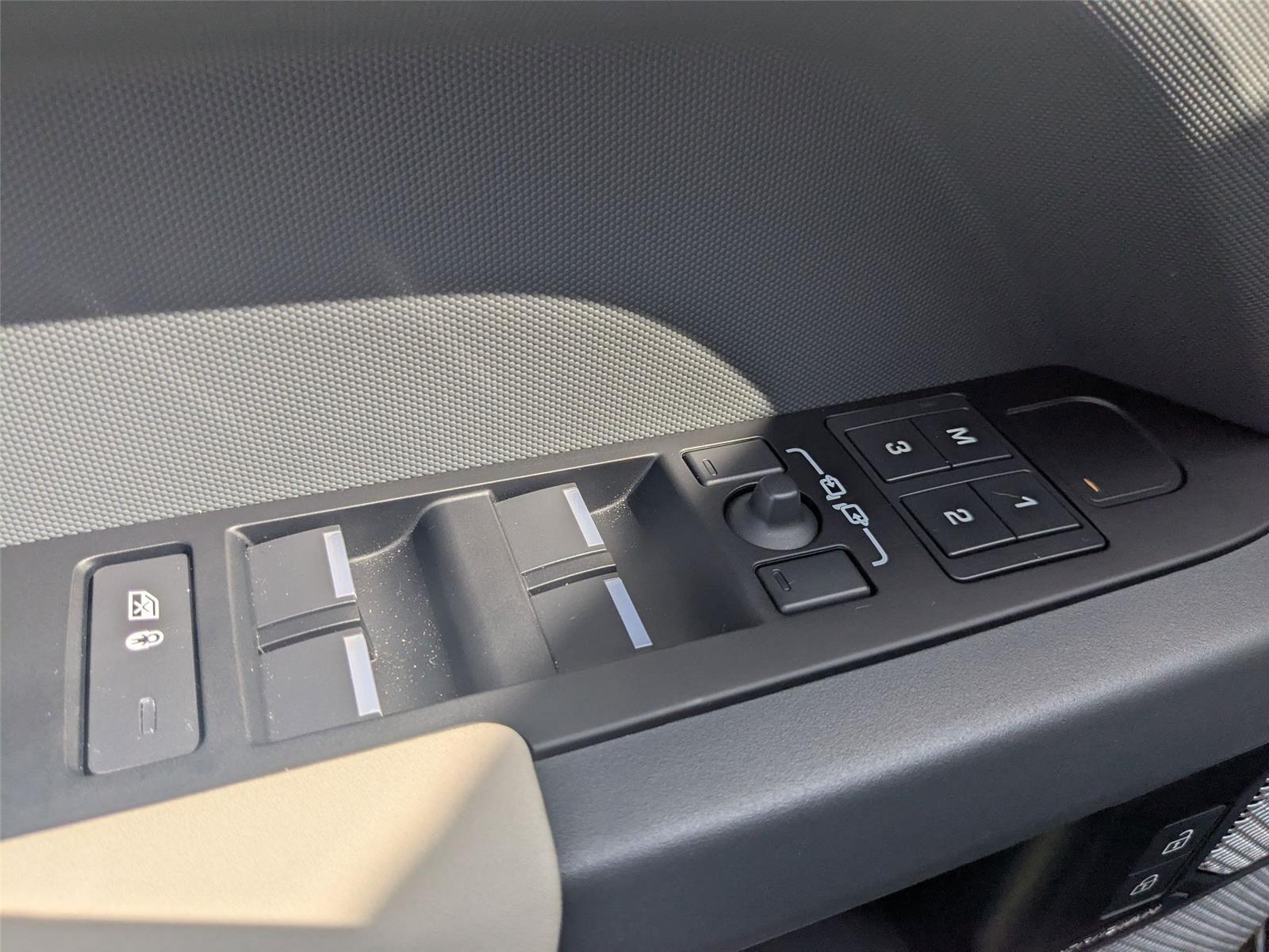 2023 Land Rover Defender 130 X photo 10