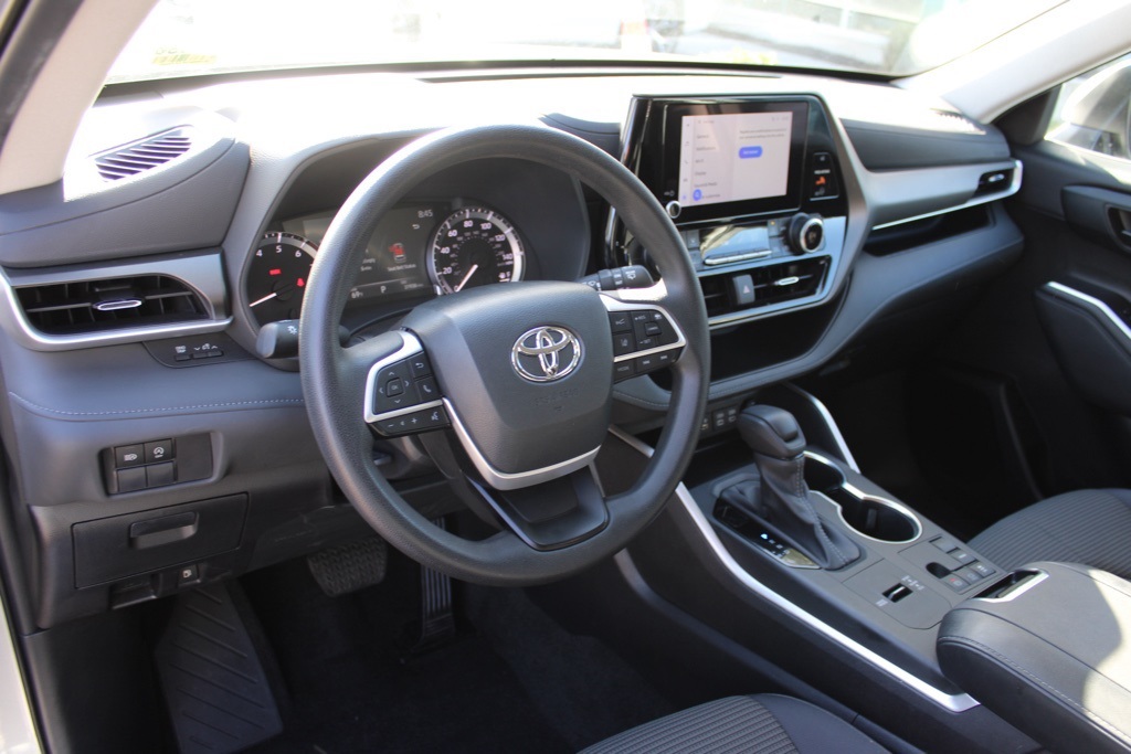 2023 Toyota Highlander L photo 3