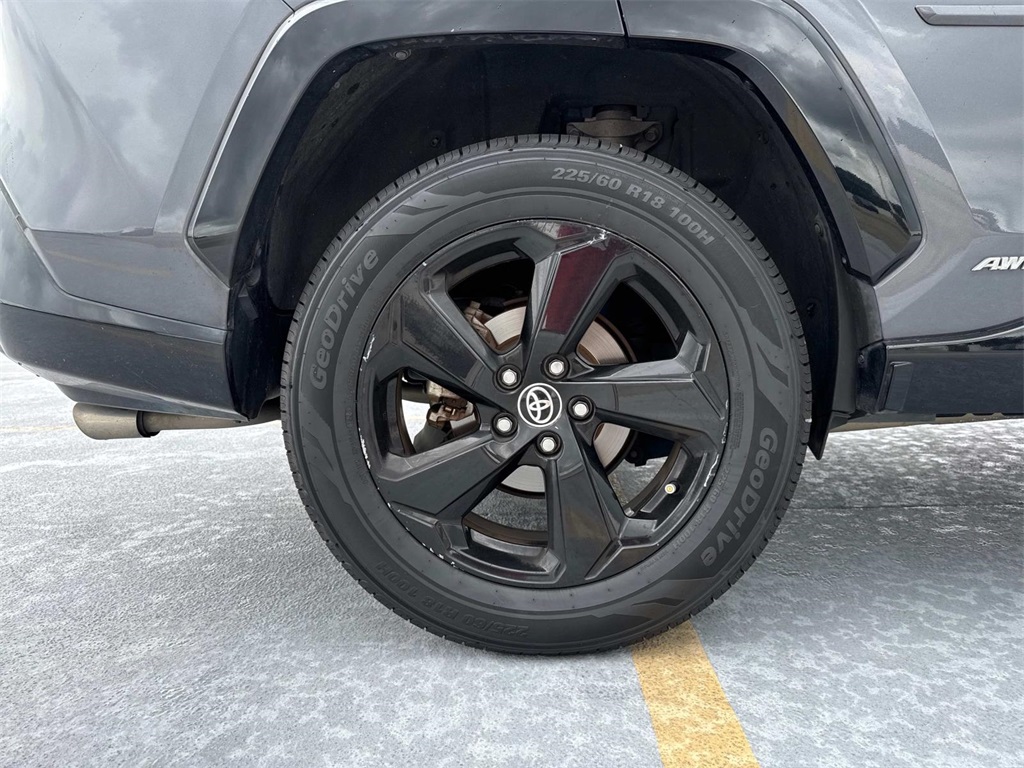 2020 Toyota RAV4 Hybrid XSE photo 3
