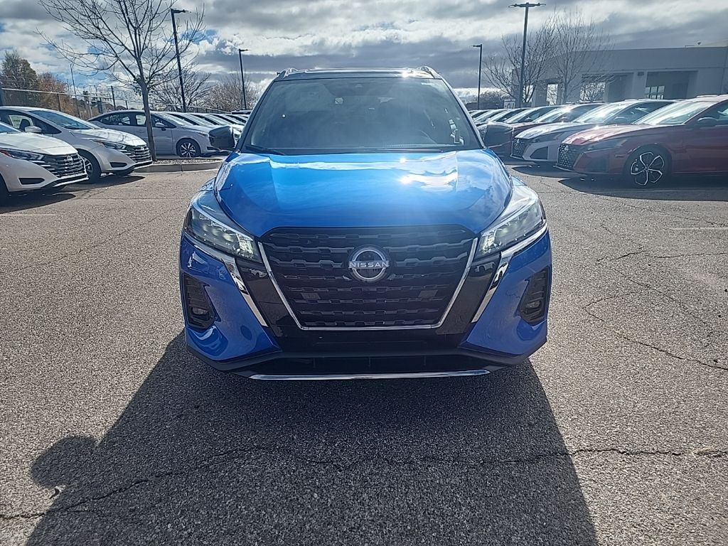 2023 Nissan Kicks SR photo 2