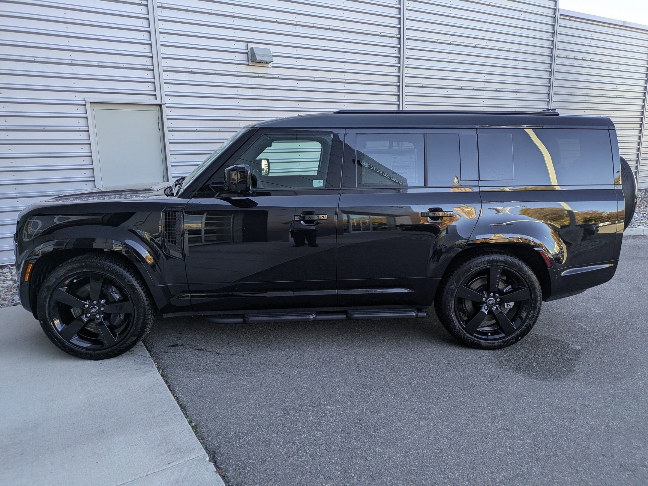 2025 Land Rover Defender X-Dynamic SE photo 2