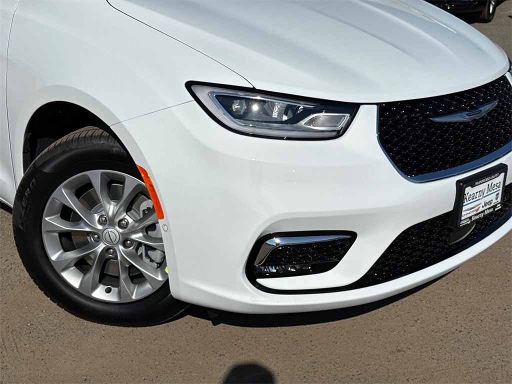 2025 Chrysler Pacifica photo 3