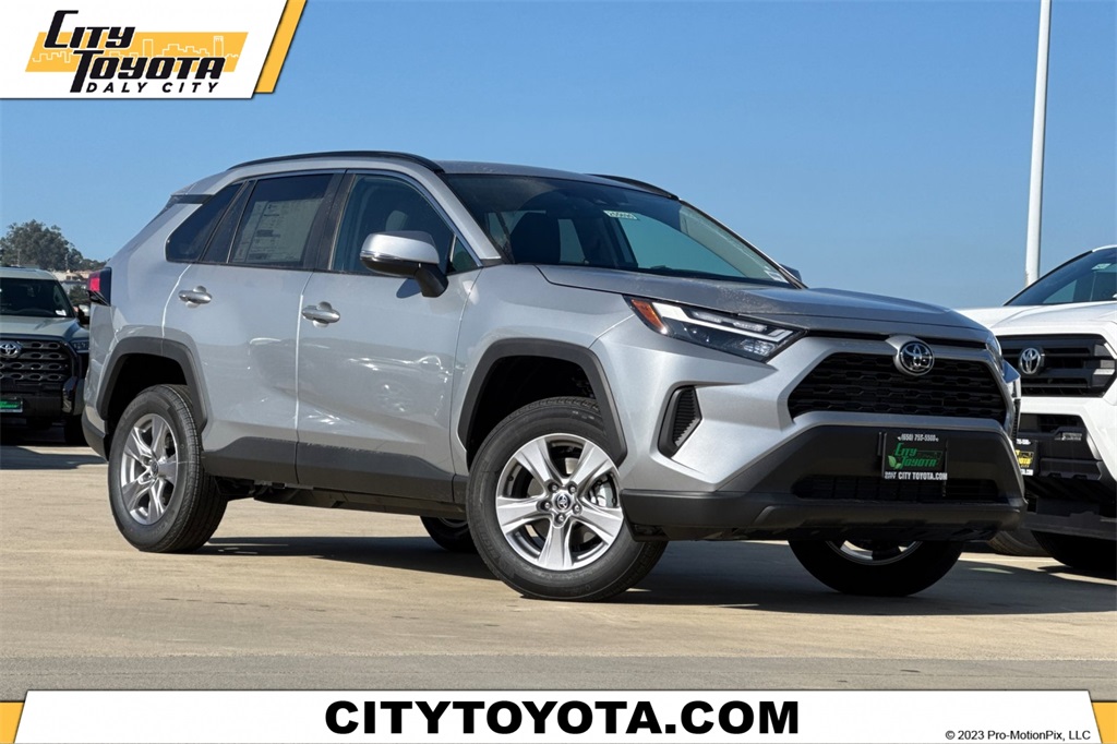 2025 Toyota RAV4 XLE's photo