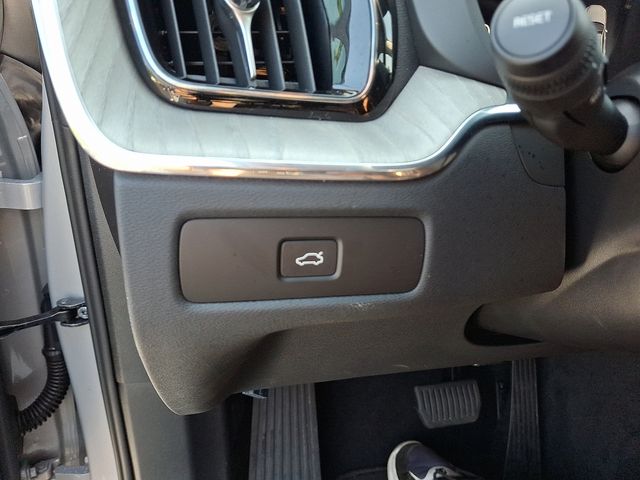 2025 Volvo XC60 B5 Plus photo 25