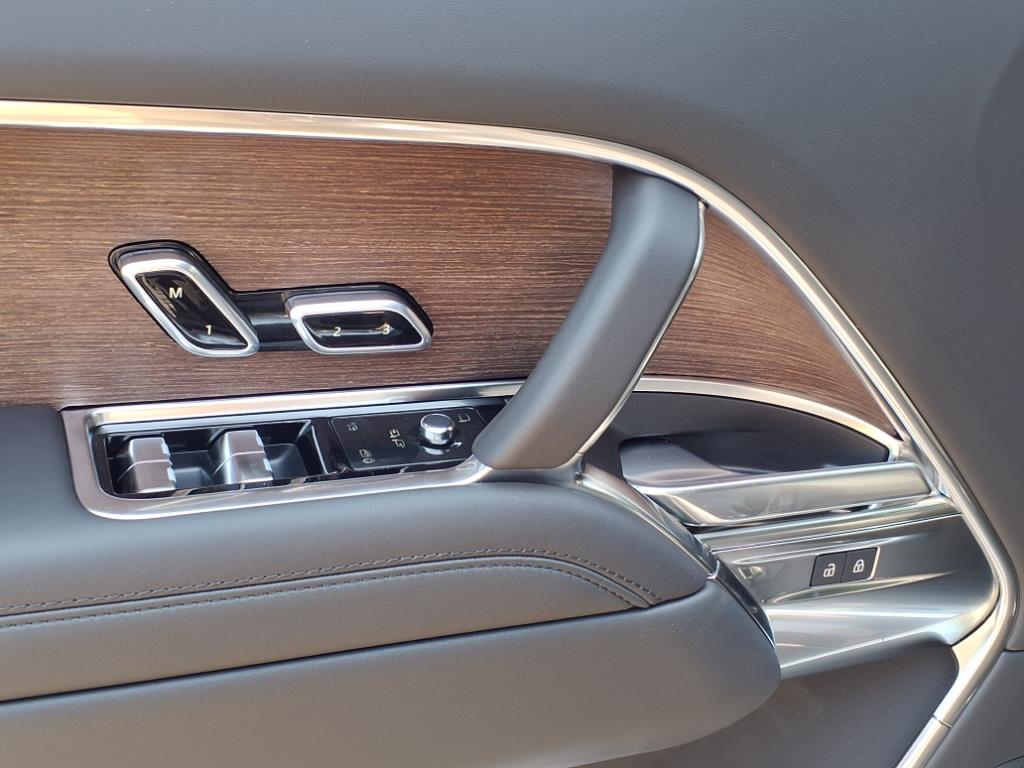 2025 Land Rover Range Rover SE photo 9