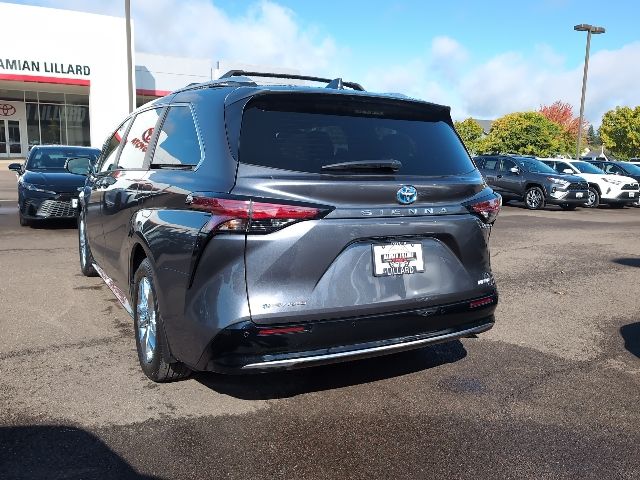 2025 Toyota Sienna Limited photo 3