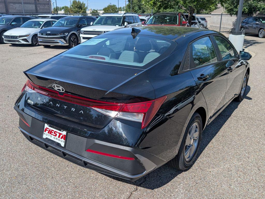 2025 Hyundai Elantra SE photo 6