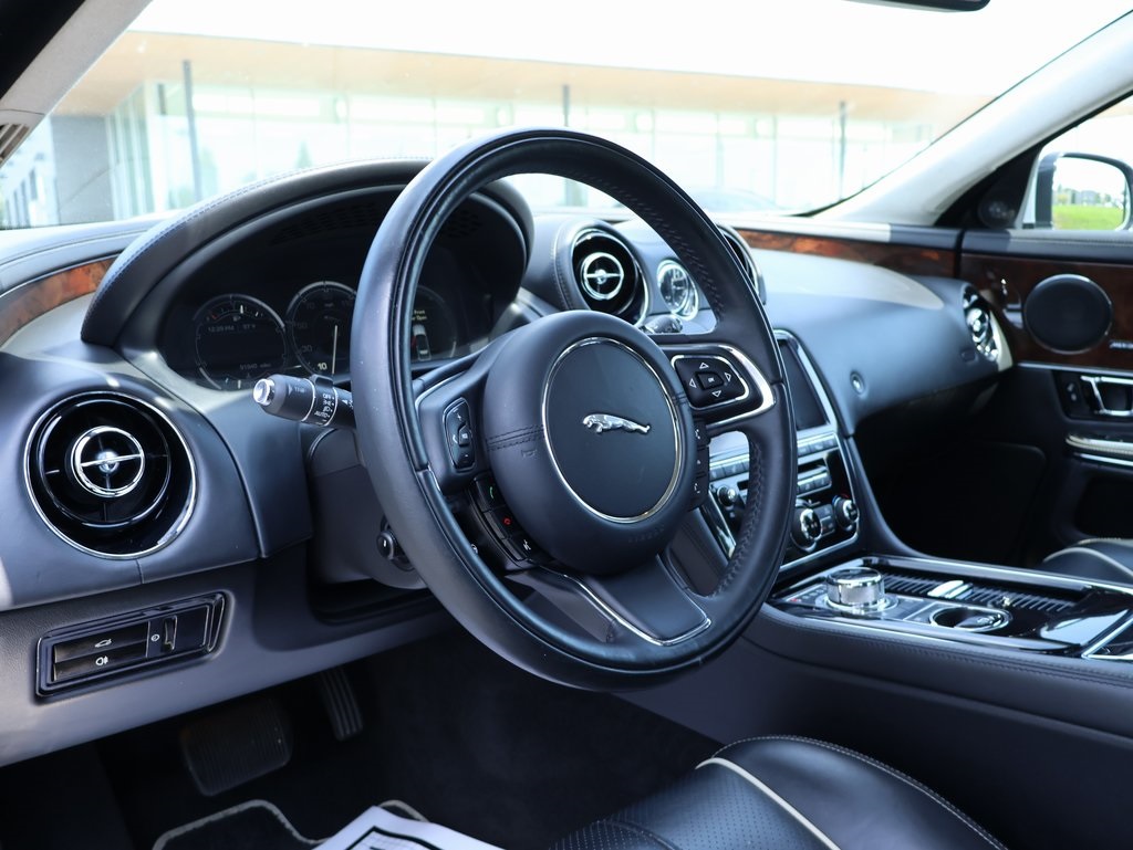 2014 Jaguar XJ Base photo 17