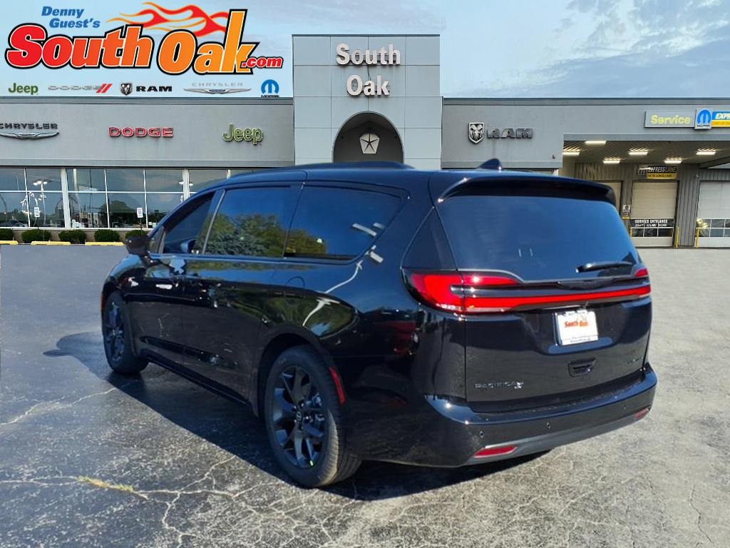 2026 Chrysler Pacifica Limited photo 4