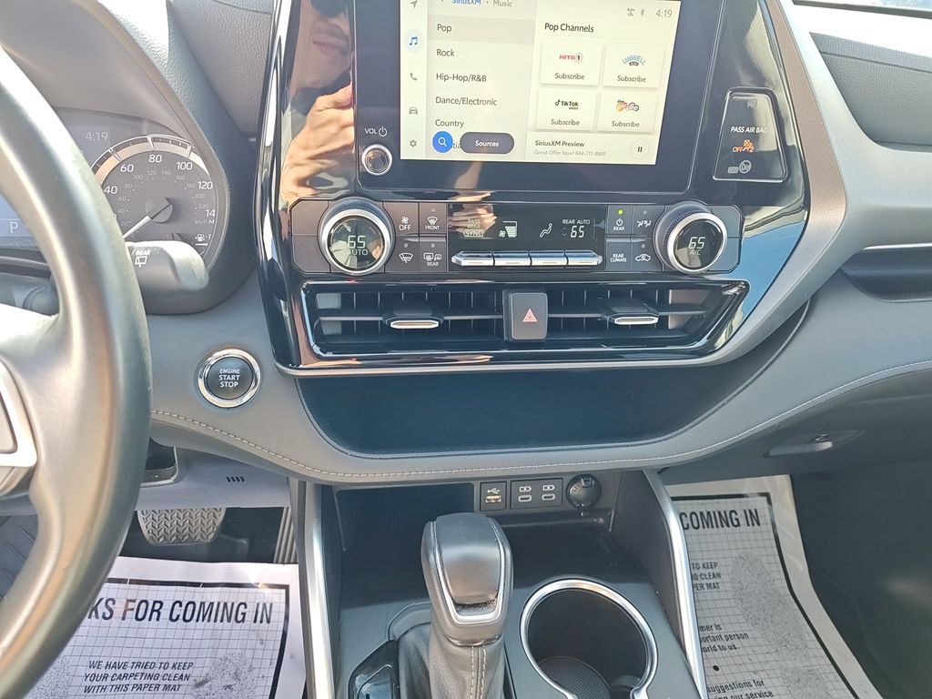 2023 Toyota Highlander LE photo 22