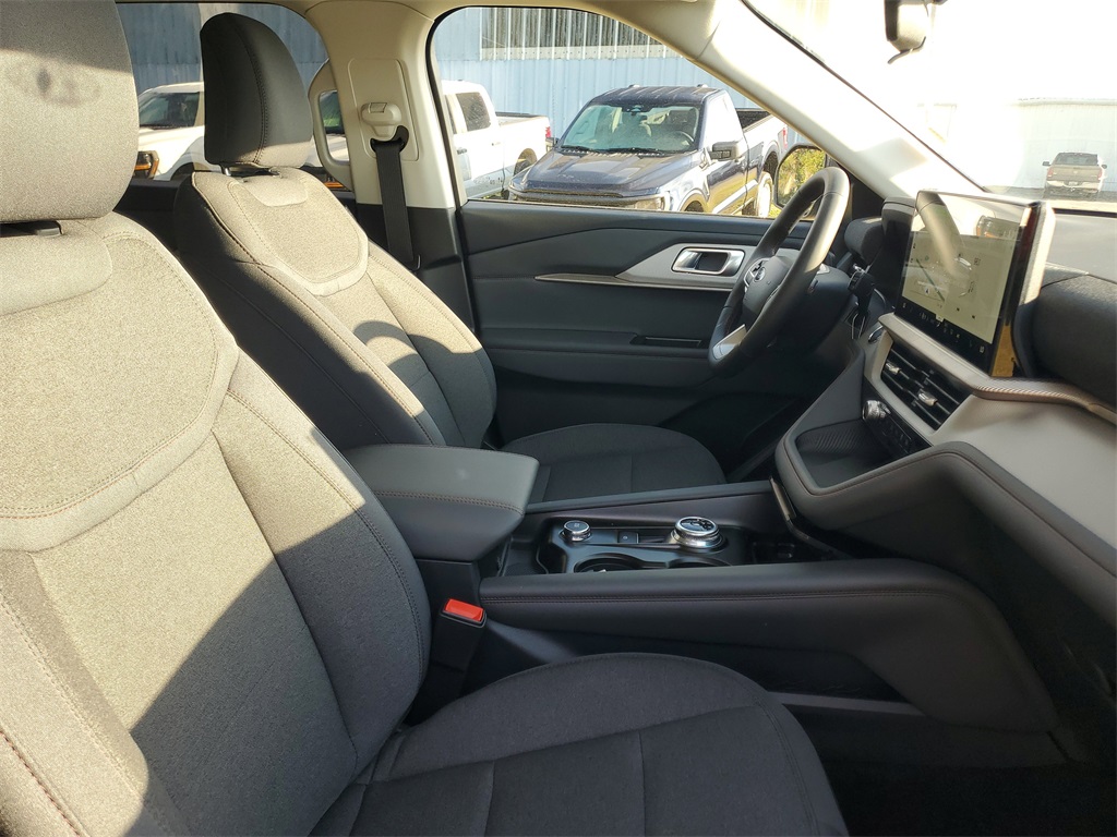 2025 Ford Explorer photo 32