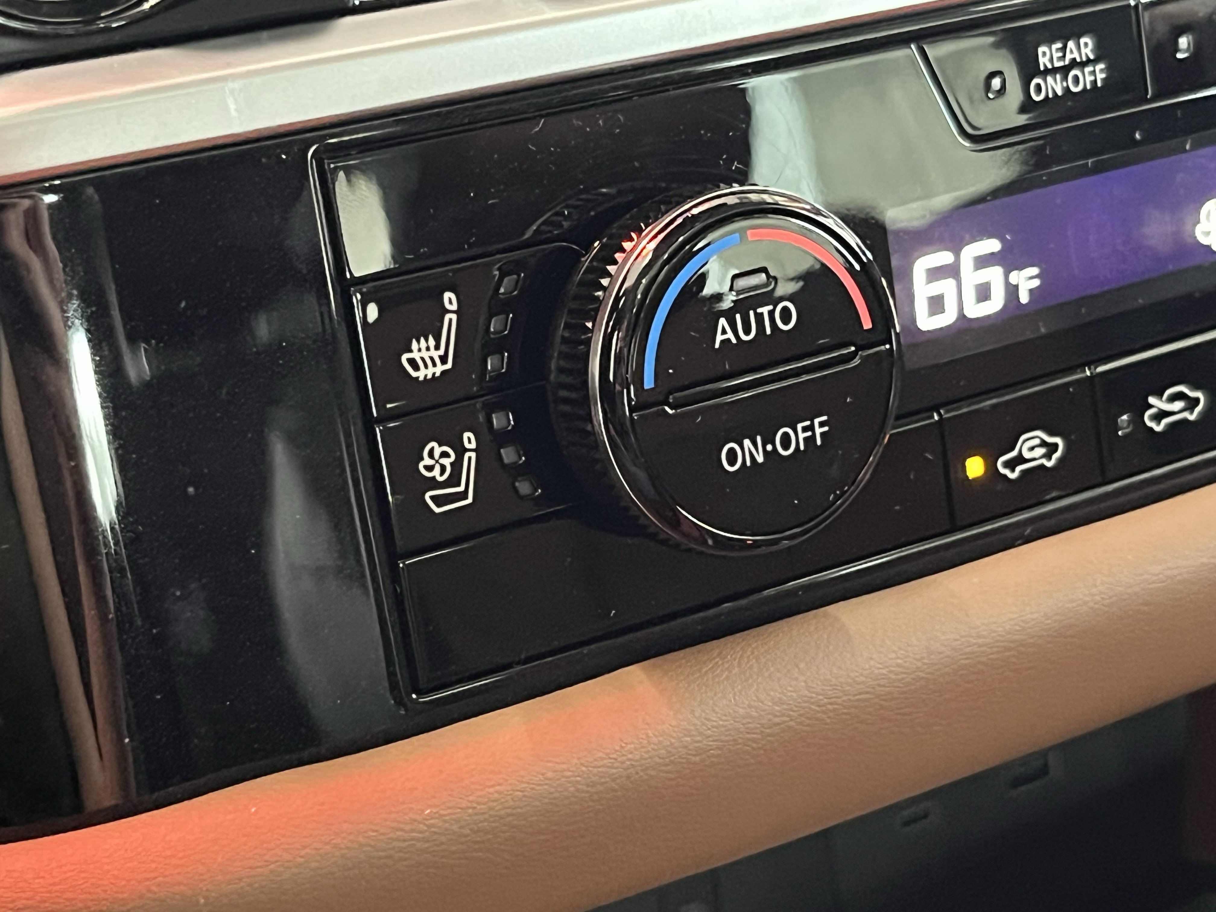 2025 Nissan Pathfinder Platinum photo 4