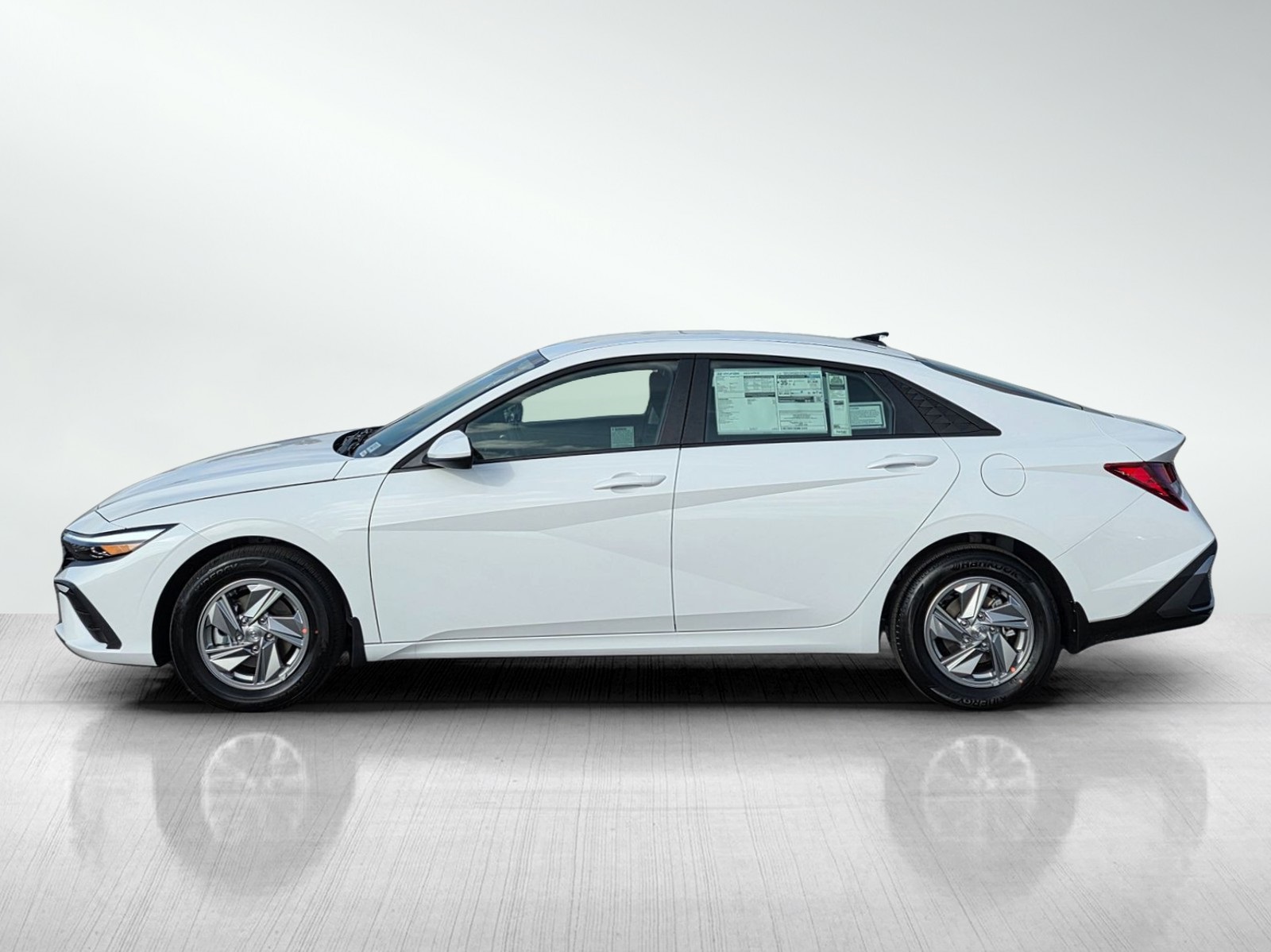 2026 Hyundai Elantra SE photo 3