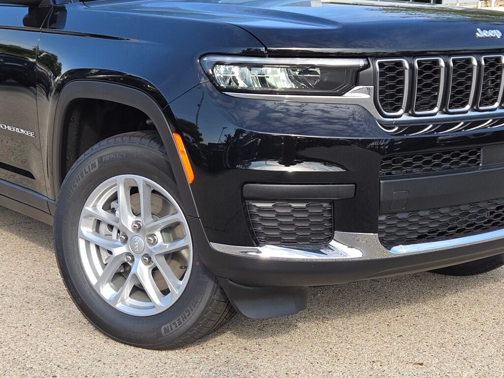 2025 Jeep Grand Cherokee Laredo photo 4