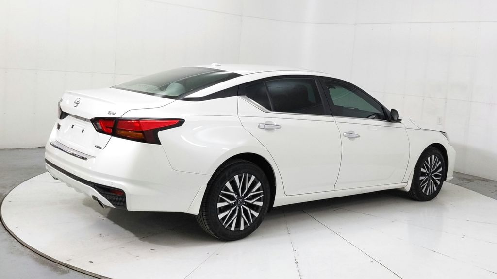 2023 Nissan Altima 2.5 SV photo 3