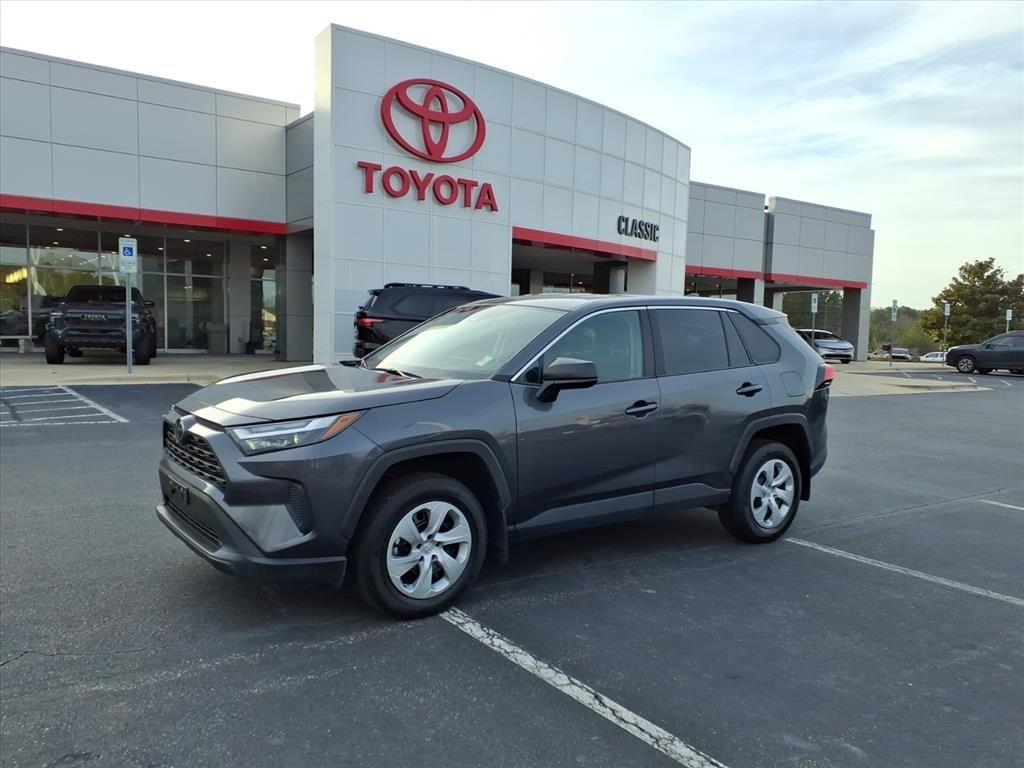 2024 Toyota RAV4 LE's photo