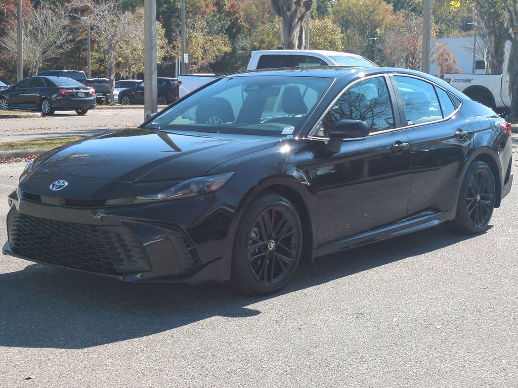 2025 Toyota Camry SE's photo