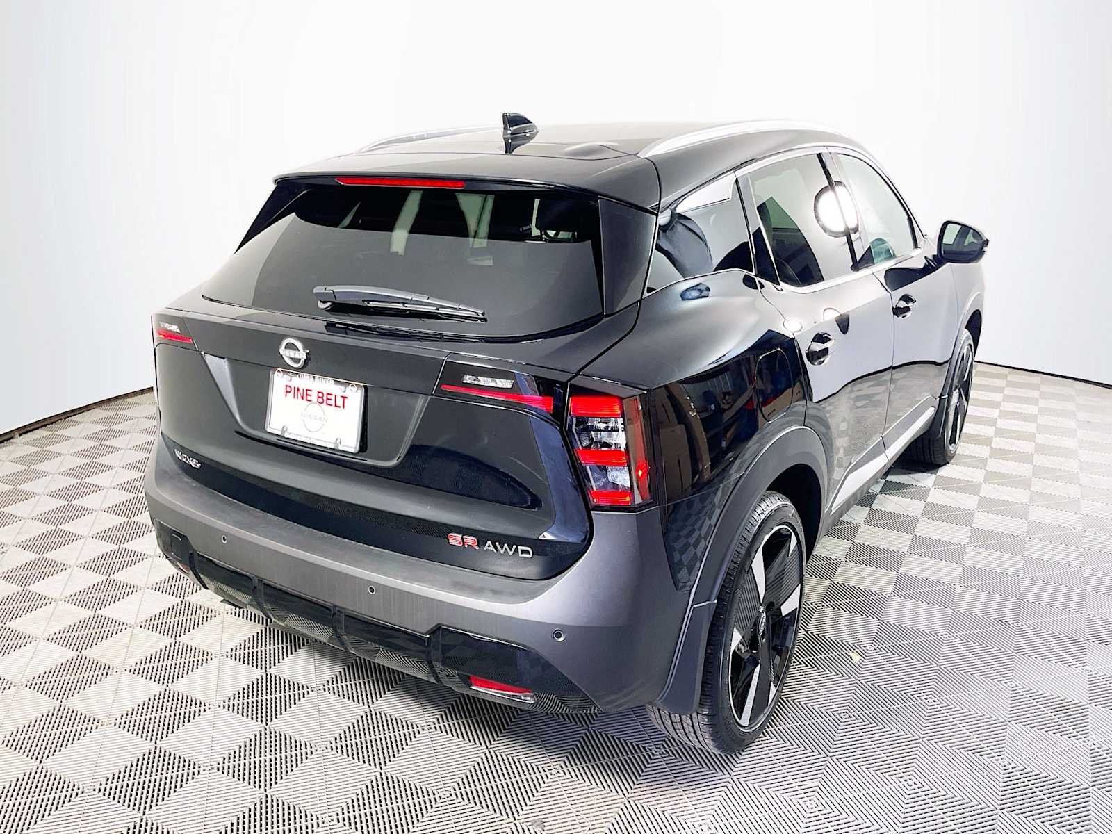 2025 Nissan Kicks SR photo 2