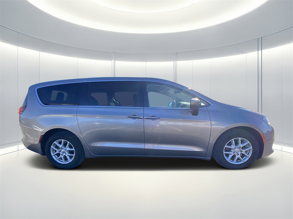 2017 Chrysler Pacifica LX photo 2