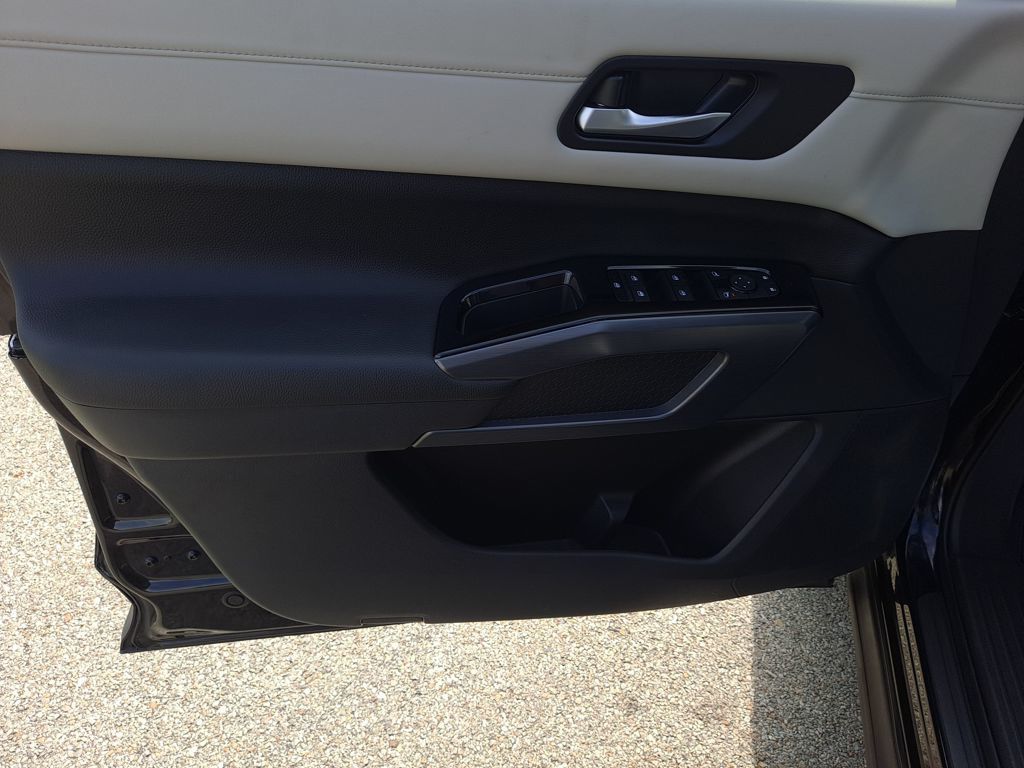 2024 Nissan Pathfinder SL photo 11