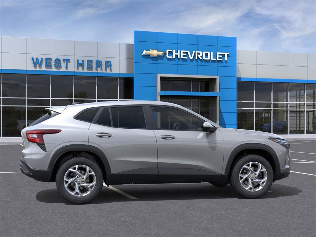 2025 Chevrolet Trax LS photo 4