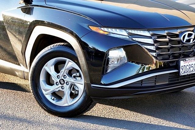 Used 2023 Black Hyundai SE image 2