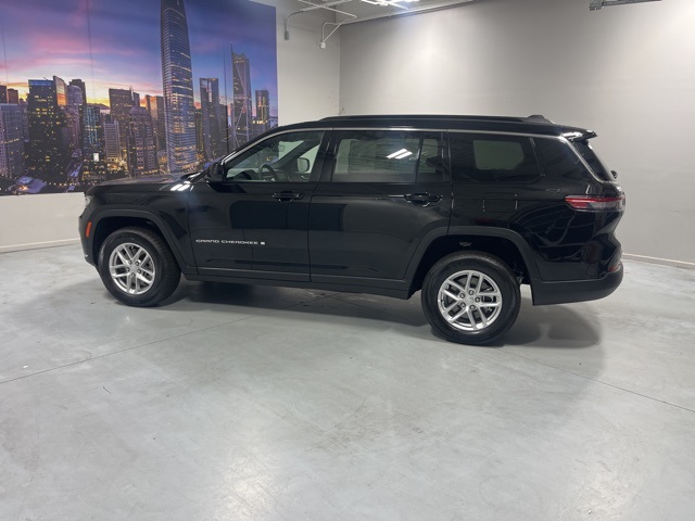 2025 Jeep Grand Cherokee Laredo photo 2