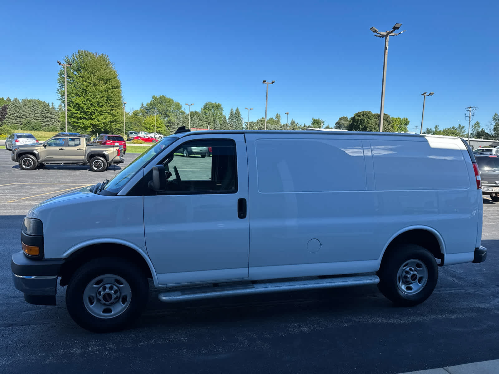 2024 Gmc Savana Cargo 2500 photo 10