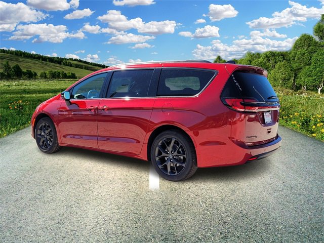 2026 Chrysler Pacifica photo 3