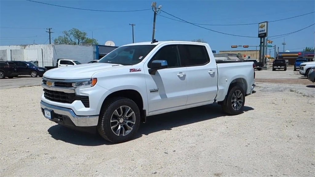 2025 Chevrolet Silverado 1500 LT photo 4