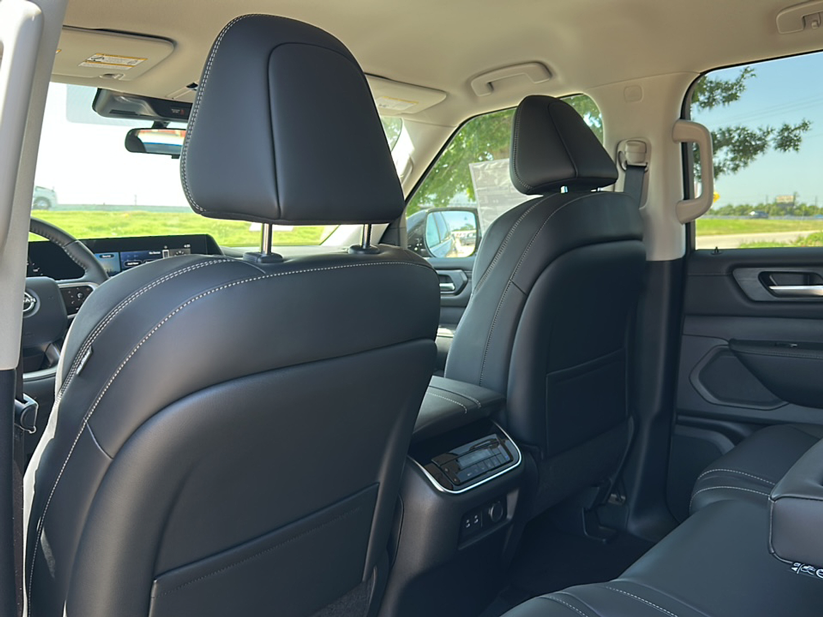 2025 Nissan Armada SV photo 6