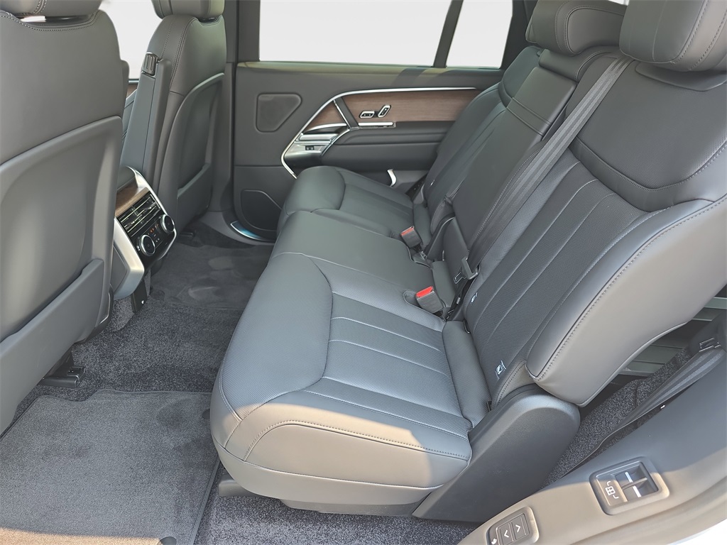 2025 Land Rover Range Rover SE photo 15