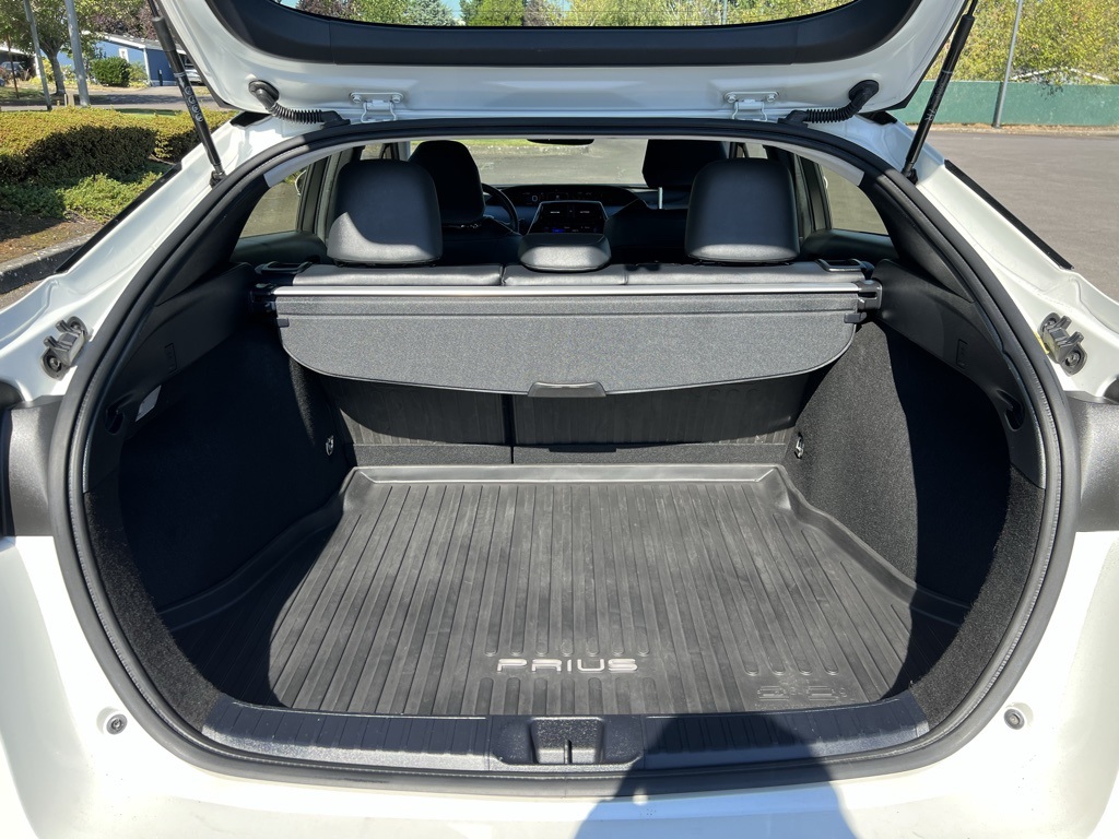 2016 Toyota Prius Four photo 7